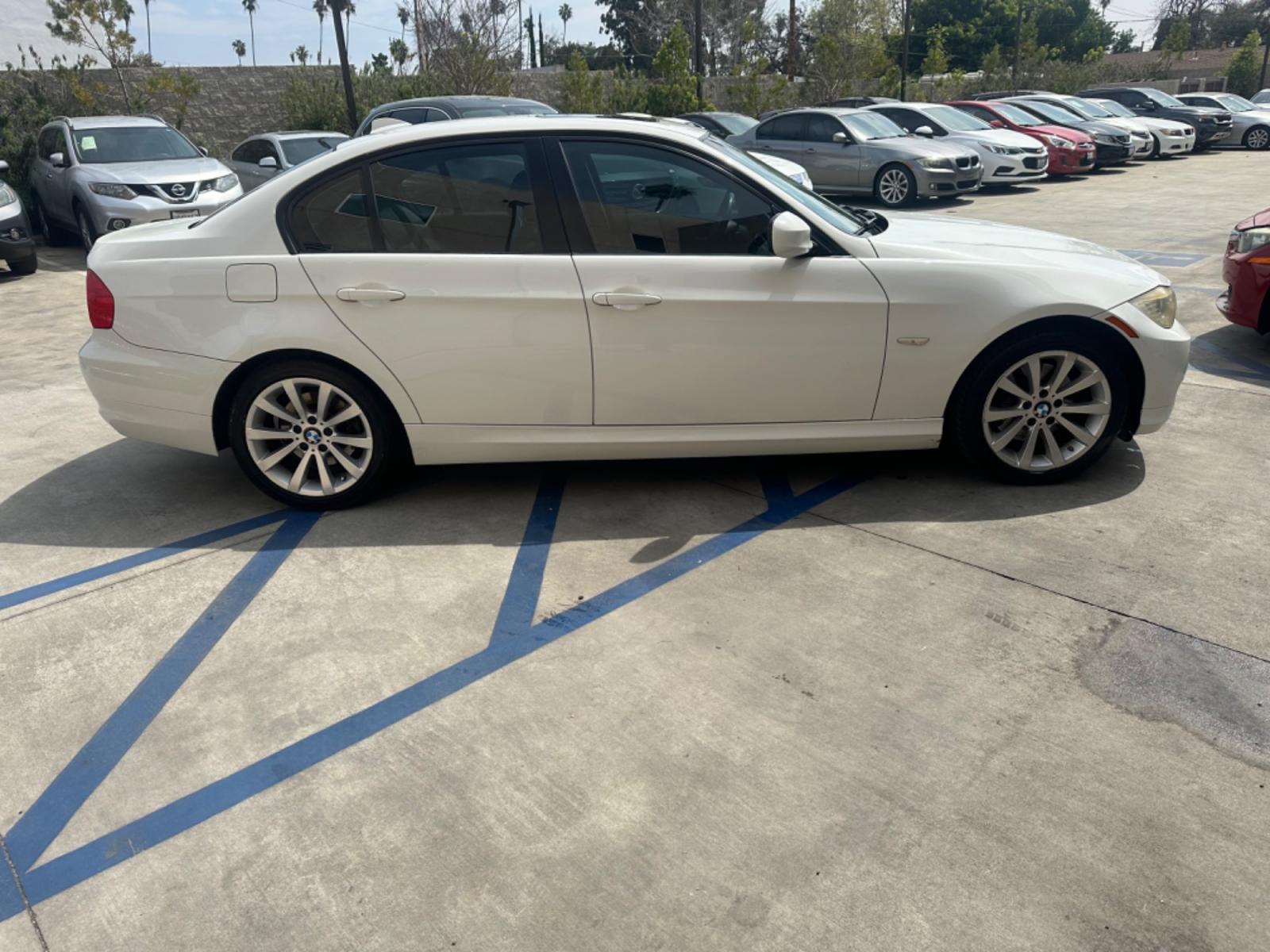 2011 White /Black BMW 3-Series 328i SA SULEV (WBAPH5G55BN) with an 3.0L L6 DOHC 24V engine, Automatic transmission, located at 30 S. Berkeley Avenue, Pasadena, CA, 91107, (626) 248-7567, 34.145447, -118.109398 - Photo #5
